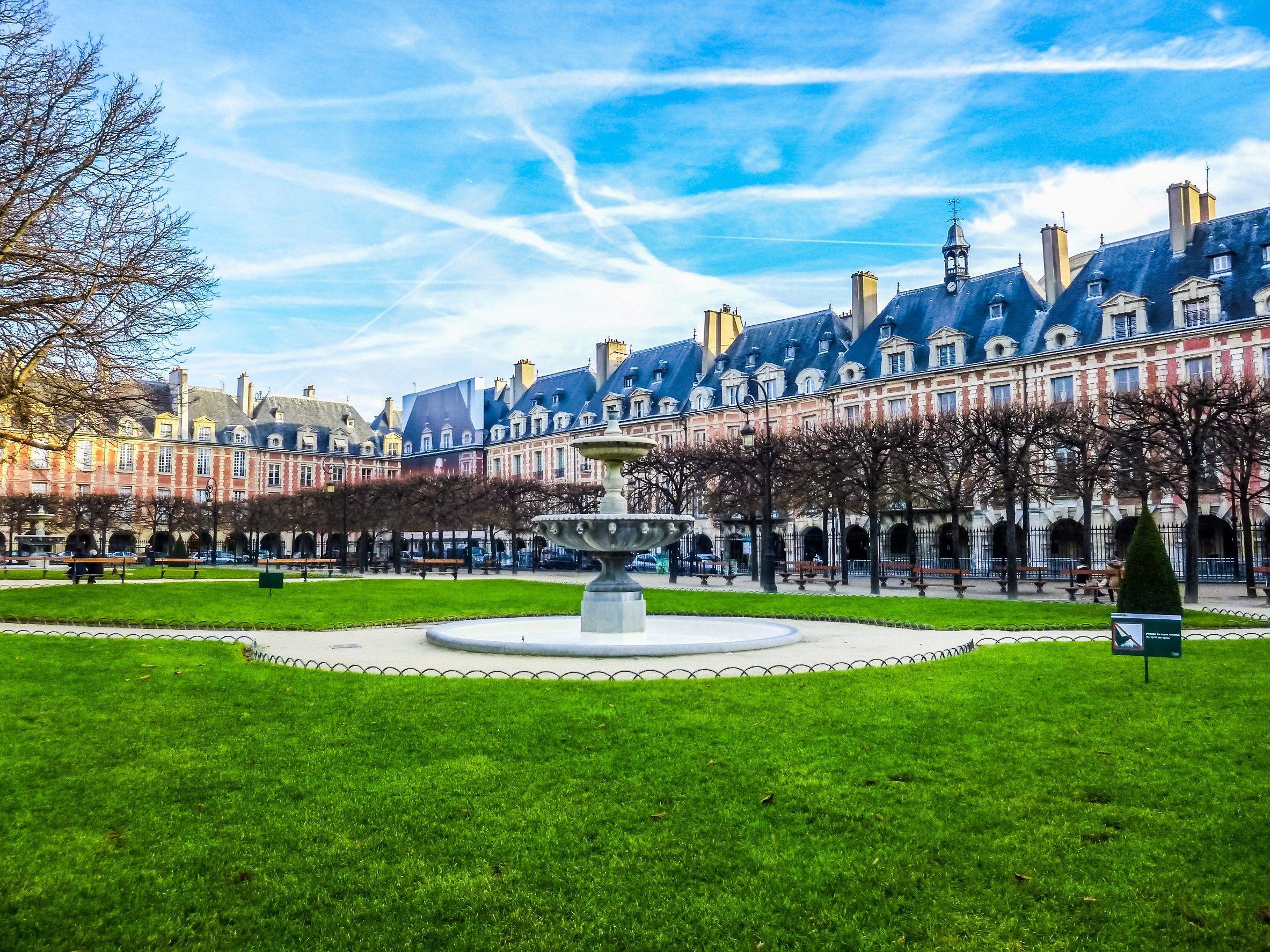 Accanto a Place des Vosges si nascondono alcuni alloggi di lusso © s74 / Shutterstock